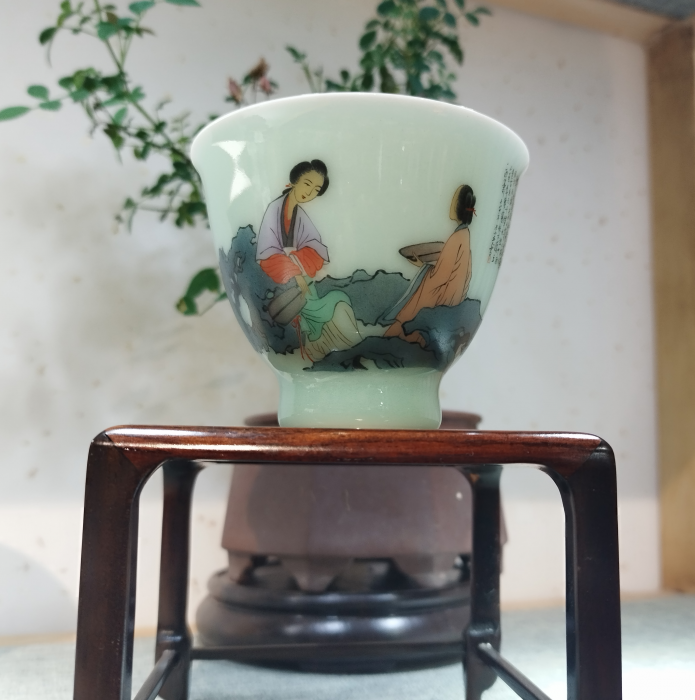 龚安安的景德镇十来年陶瓷绘画历程有懵懂、有低谷、也有很多幸运……向内所求，本自具足。